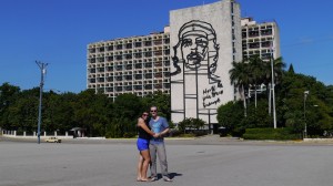 Aurelien et Lorena place de la révolution Cuba